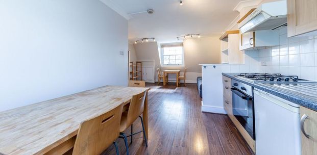 Split level 2 bed with modern kitchen mins to tube and park - Photo 1