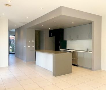Lovely Home Close to Train Station - Photo 2