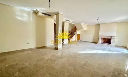 NEW 4 BEDROOM PENTHOUSE WITH SUNROOF FOR RENT IN TORREVIEJA - ALICANTE - Foto 2