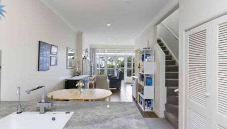 Modern City Townhouse + Garage – Close to Parliament & CBD - Photo 2