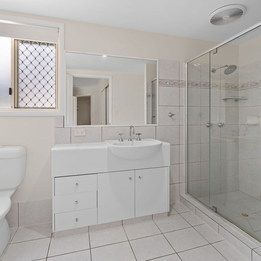 Stunning Family Home with Pool & Entertainment Area – Prime Parkwood Location - Photo 1