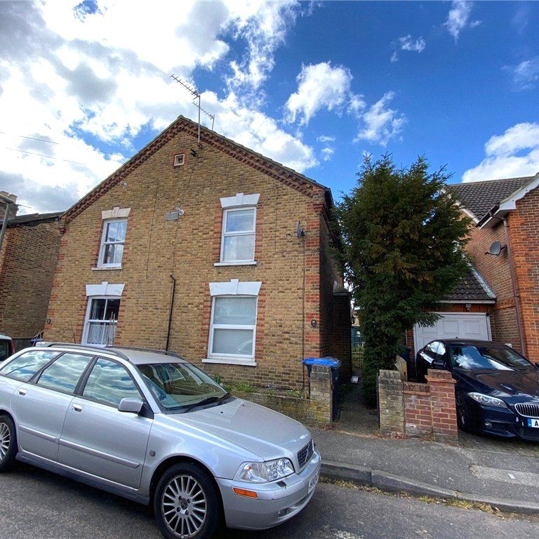 Kings Road, Egham, Surrey, UK, TW20 9BN - Photo 1