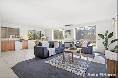 Spacious Family Haven - Comfort, Style & Fun Await! - Photo 2