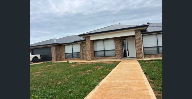 Beautiful big house for rent Two Wells. - Photo 1