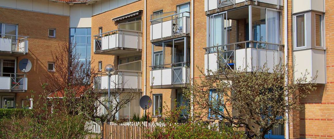 Välkommen till en nyrenoverad lägenhet med hög standard. Lägenheten har ett helt nytt kök utrustat med diskmaskin och induktionshäll. Badrummet är också nyrenoverat och försett med nya duschdörrar. I sovrum och hall finns nytt parkettgolv som skapar en modern och trivsam känsla. I hyran ingår värme (varmhyra), ett grundutbud av TV-kanaler samt sophantering. Hushållsel tillkommer. Rökfritt boende gäller för alla kontrakt tecknade från och med 2025-01-01. Fiber finns indraget i lägenheten. . - Photo 1