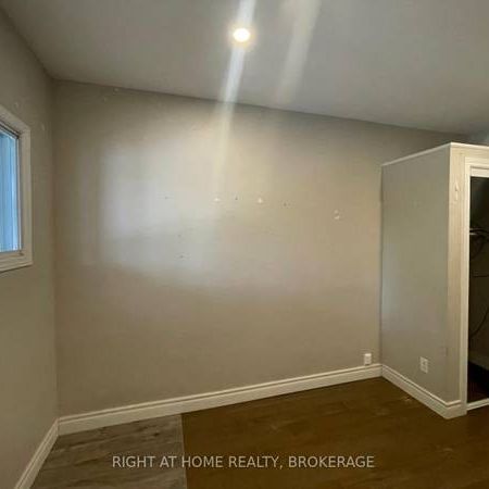 ONE MONTH'S FREE RENT! Recent renovations spacious layout! - Photo 1