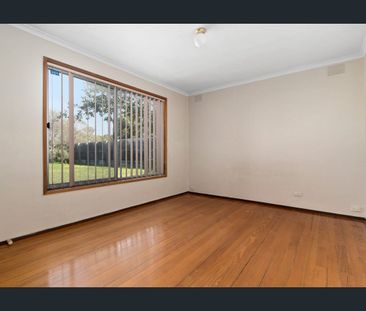 ~ 3 Bdrm Unit ~ Rear of Block with Large Yard - Polished Floorboards - Photo 3