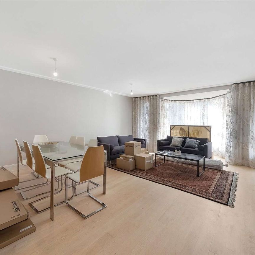 Impressive three bedroom apartment in the heart of St. John's Wood - Photo 1