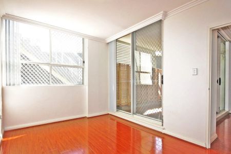 Spacious Modern Apartment 2 Beds + Study | As 3 beds - Photo 2