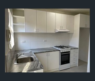 Conveniently Located Ground Floor One Bedroom Apartment - Photo 3