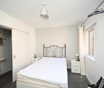 Room 9 9 Eglantine Avenue, Belfast, BT9 6DW - Photo 3