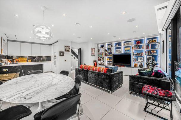 3 bedroom mews to rent - Photo 1