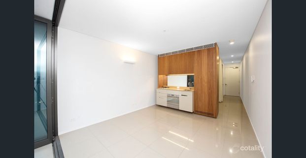Fully Furnished Central Park – Spacious East-Facing 1 Bedroom Apartment for Rent - Photo 1