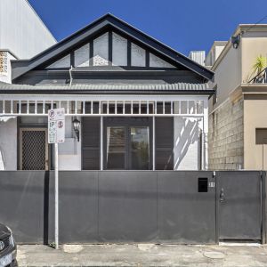 Charming Two-Bedroom Cottage in South Yarra's Heart! - Photo 3