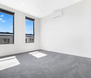 MODERN TOWNHOUSE! - Photo 2