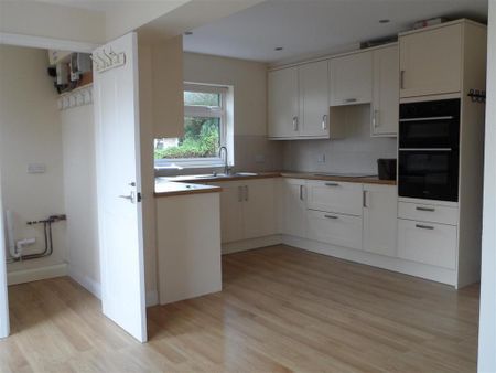4 bedroom detached house to rent - Photo 2