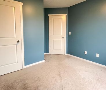 Sunlit 3 Storey End Unit Townhouse. - Photo 6