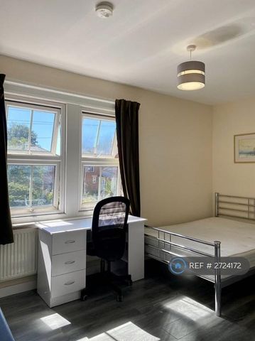 1 bedroom in a house share to rent - Photo 2