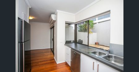 Recently Renovated Townhouse - Photo 2