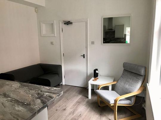 5 bedroom semi-detached house to rent - Photo 1