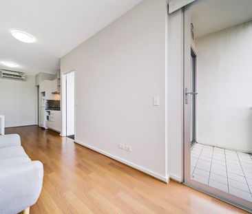 FULLY FURNISHED APARTMENT! CITY LIVING! - Photo 2