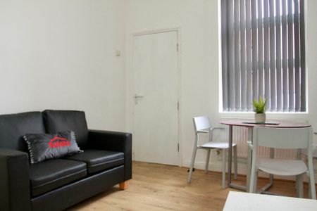 West Avenue (3 or 4 bed) - Photo 2