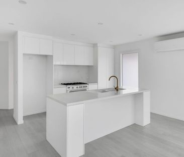 TRIPLE STORY THREE BEDROOM TOWNHOUSE - Photo 3
