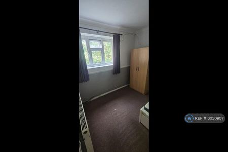 3 bedroom flat to rent - Photo 4