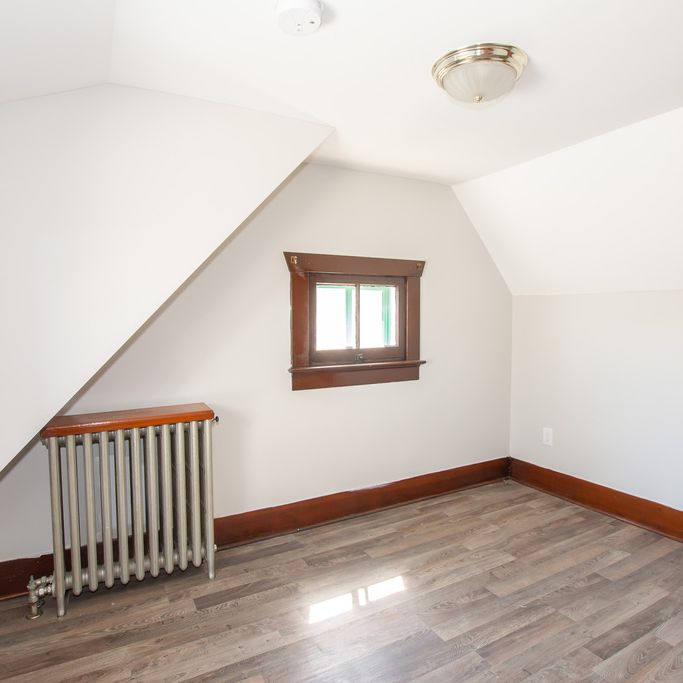 **CHARMING UNIT** 3 Bedroom, 2 Bathroom Unit in Port Colborne!! - Photo 1