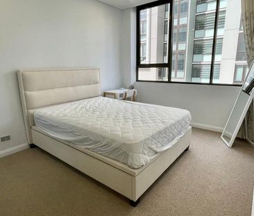 [Fully furnished] Stunning Three Bedroom Apt with 2 Car Space for L... - Photo 4