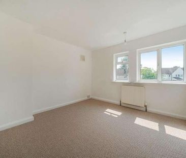 Brizewood, Carterton, OX18 - Photo 1