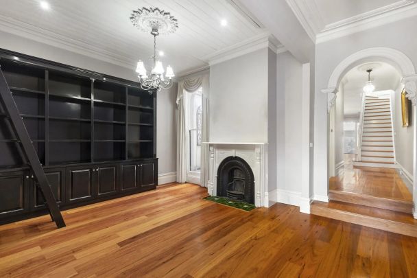 Spacious, bright and well positioned! - Photo 1