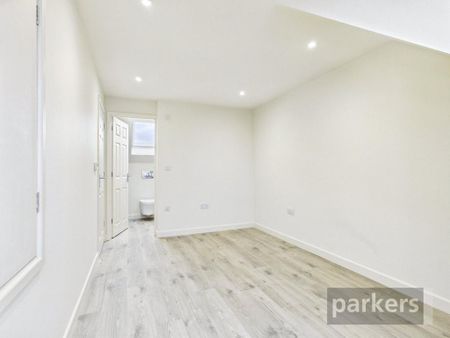 1 bedroom semi-detached house to rent - Photo 5