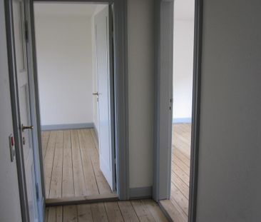 Lys 2-værelses lejlighed i Odense C med charmerende detaljer - Photo 2