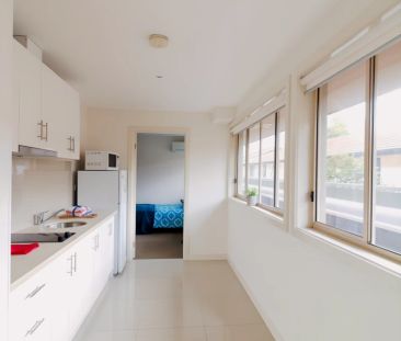 Large 2 Bedroom - Photo 6