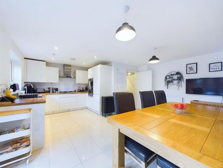 4 bedroom semi-detached house to rent - Photo 5