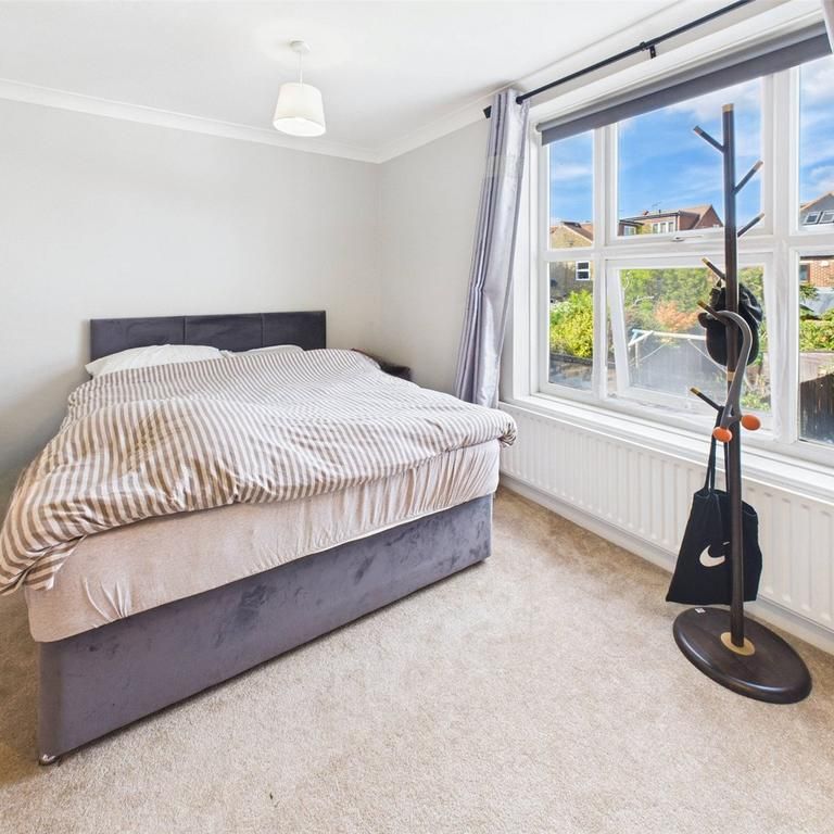 4 bedroom end of terrace house to rent - Photo 1