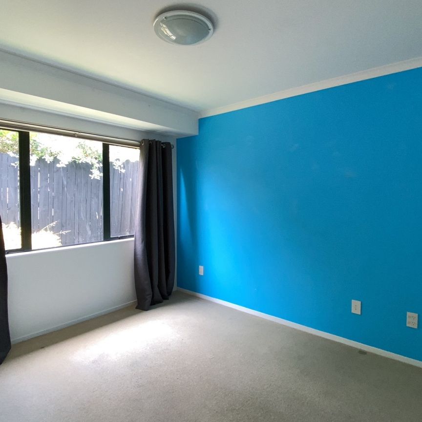 Beautiful 3 bedroom and 2 bathroom family home at Flat Bush - Photo 1