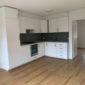 Recently renovated 1 bedroom!! - Photo 2