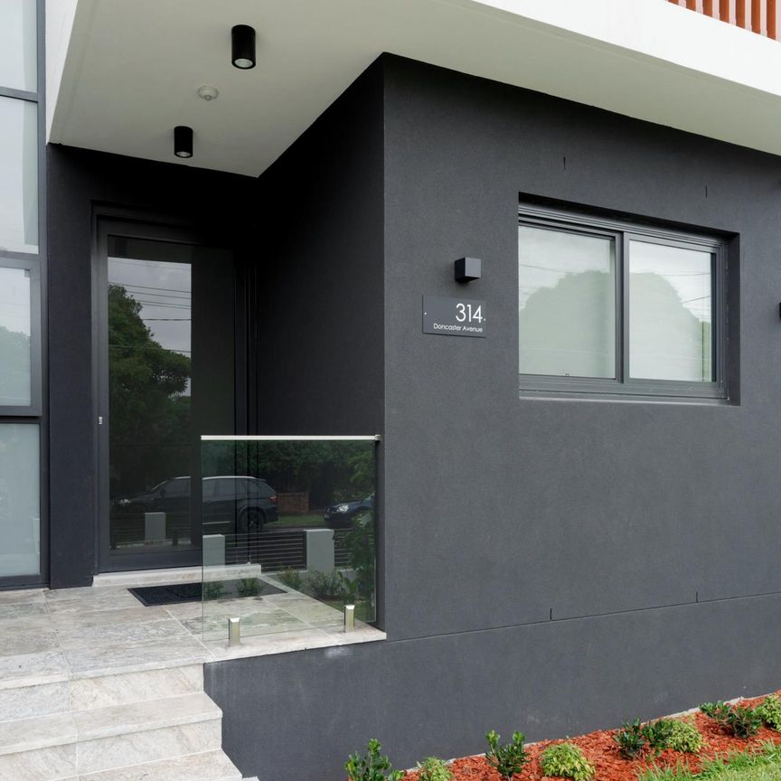 Near New 5 bedroom Luxury Duplex with Granny flat - Photo 1