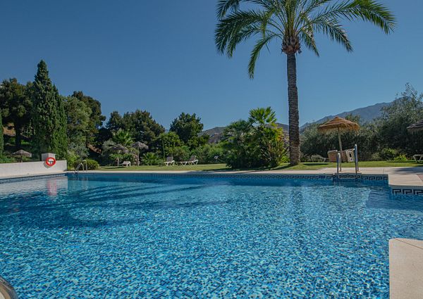 Luxury vacation home with 3 bedrooms in the contemporary urbanization of Los Altos de la Quinta, Benahavís, with panoramic views of the mountains, the golf courses and the sea, very close to golf courses and a few minutes by car from Puerto Banús