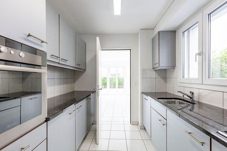 Moderne 3 1/2 - Zimmerwohnung mit verglastem Balkon - Foto 3