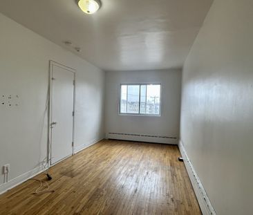 NDG : Studio lumineux et rénové de 300 pc, offert en location semi-... - Photo 4