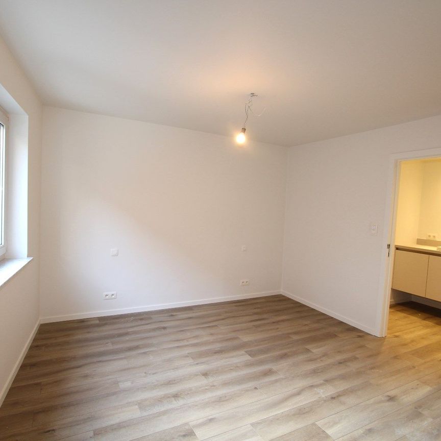 GELIJKVLOERS APPARTEMENT IN HET CENTRUM - Photo 1