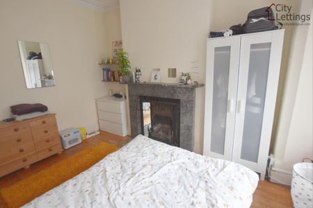 4 Bedroom Mid Terraced House - Photo 4