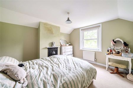 A charming three bedroom cottage on the Hamptworth Estate set within the New Forest. - Photo 3