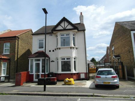 4 bedroom detached house to rent - Photo 4