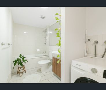 Spacious 3 Bedroom Ground Floor Unit - Prime Location - Photo 6