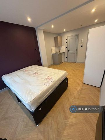 1 bedroom in a house share to rent - Photo 5