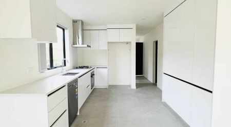 Near new family home located in Torbay - Photo 4